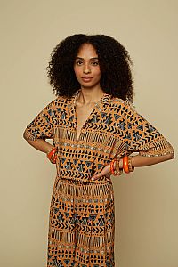 SCHEMA CROP SHIRT (BROWN ABSTRACT GEOMETRY PRINT)