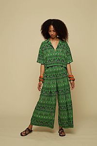 SCHEMA CROP SHIRT (GREEN ABSTRACT GEOMETRY PRINT)