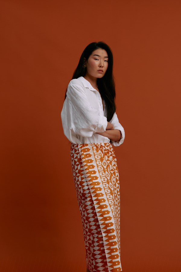 PAREO/SCARF (Pyrgousika white motifs orange)