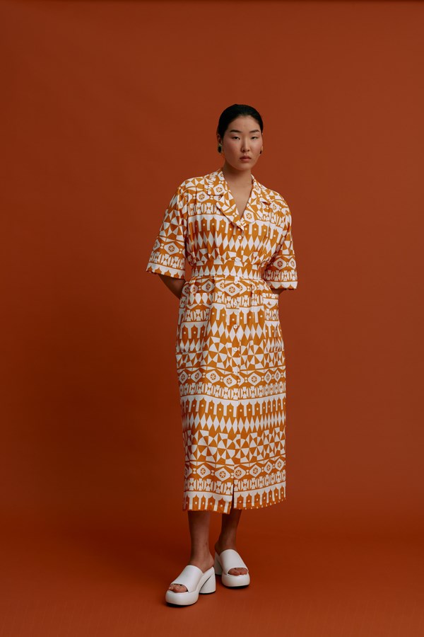 VRONTADOS Maxi Dress (White Motifs Orange)