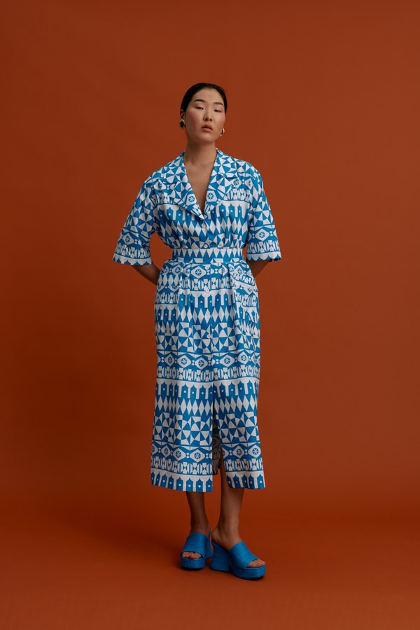 VRONTADOS Maxi Dress (White Motifs Blue)