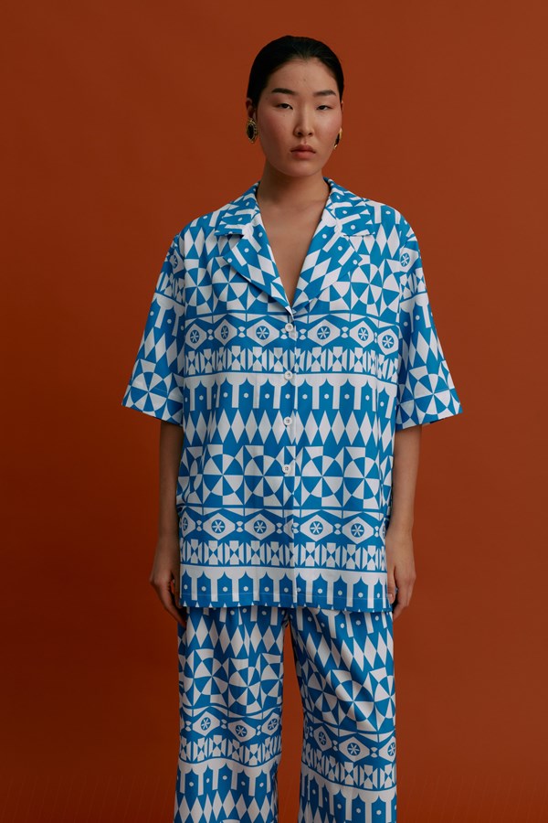 MASTICHOCHORI Shirt (White Motifs Blue)