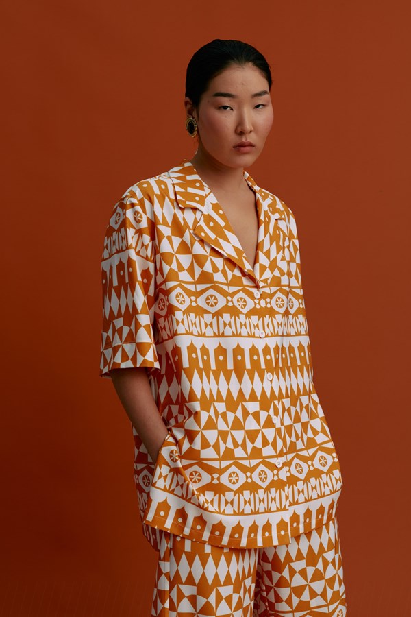 MASTICHOCHORI Shirt (White Motifs Orange)