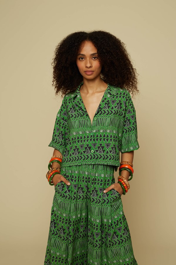 SCHEMA CROP SHIRT (GREEN ABSTRACT GEOMETRY PRINT)